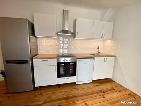 t3 meublé rénové – 2 chambres – climatisation – centre historique fréjus