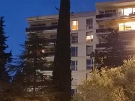 t2 verdoyant avec piscine au cœur d’aix-en-provence