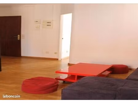 une salle de douche avec wc