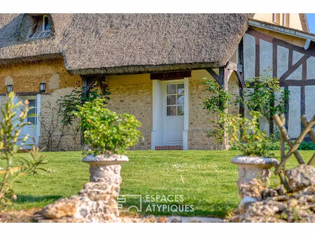 ensemble de 2 chaumières dans un cadre paisible avec piscine