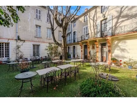ancien hôtel particulier de 750 m² avec jardin à vendre à carpentras.