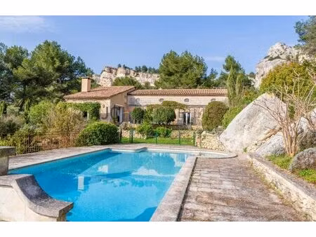 propriete spectaculaire entre roche et lumiere