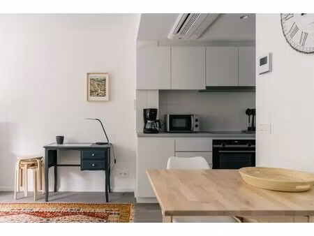 gemeubelde studio met groene tuin op het zuid