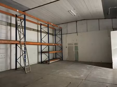 local professionnel d'une surface de 325 m2 avec accès pmr et parking vl  bénéficiant d'un