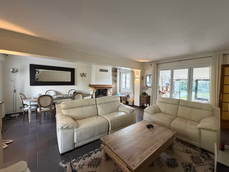 a vendre charmante maison 6 pièces avec sous sol et jardin clos.