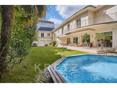 maison d'architecte avec grand jardin et piscine en bord de sein