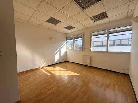 location bureaux et commerces à rezé (44400) : à louer / 40m² rezé