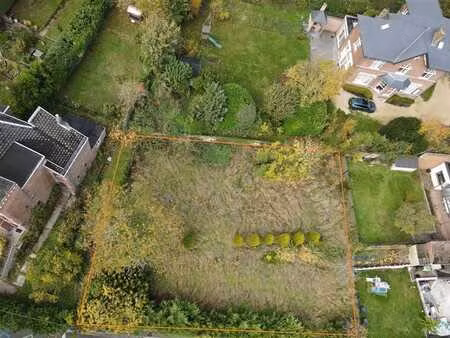 terrain à bâtir dans une rue calme de court saint etienne