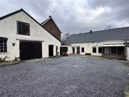 maison spacieuse avec grand garage/atelier  jardin et prairi