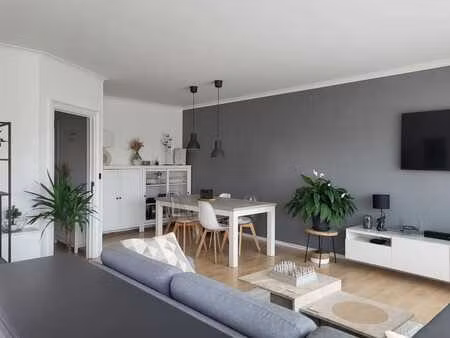 appartement situé à molenbeek et en partie sur koekelberg !