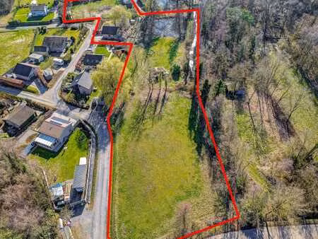 grande maison ouverte en cadre verdoyant