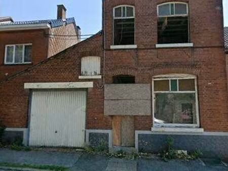 maison d'habitation à rénover entièrement  garage et jardin