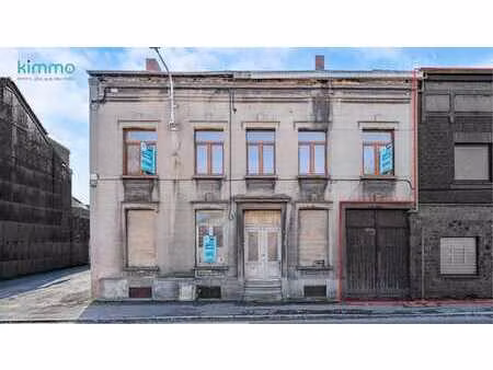 maison 3 façades avec cour à rénover avec beau potentiel