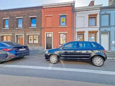 maison 2 façades offrant un beau potentiel  avec jardin.