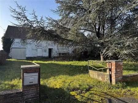 maison avec énormément de potentiel sur un terrain de 3.240