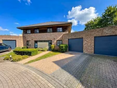 maison 3 chambres avec jardin et garage. libre de suite.