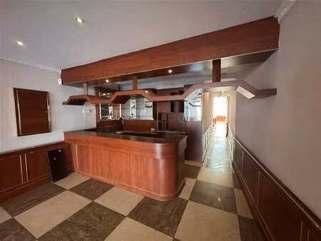 spacieuse maison de commerce anciennement à usage de restaur