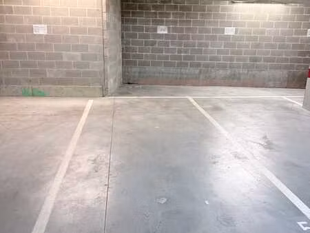 emplacement de parking à louer dans le quartier européen!