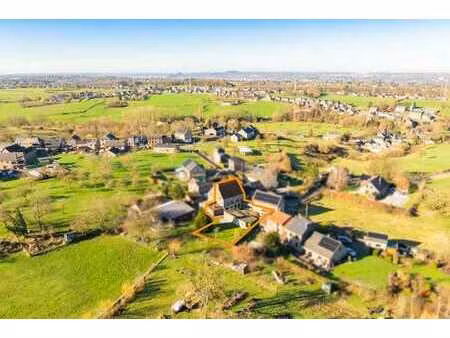 maison de caractère 2 à 3 ch avec garage  ateliers et jardin
