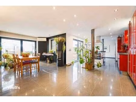 spacieuse maison avec garage et agréable jardin !