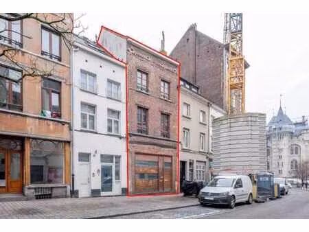 maison spacieuse avec cinq chambres