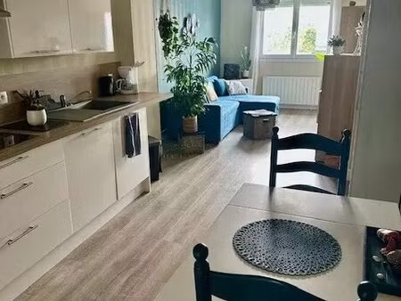 appartement au 2ème étage avec vu sur les pins