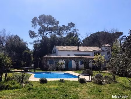 maison familiale avec piscine à louer en août