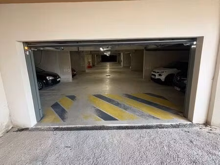 place de parking sécurisée