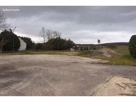 terrain sécurisé à louer – parking camping-car / utilitaire – matériels agricoles – proche