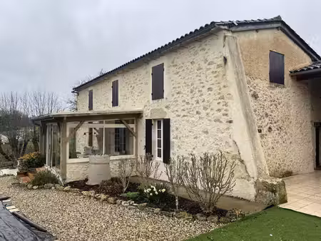 maison en pierre  3 chambres  1 bureau  2 sdb/wc  piscine  puits  jardin et vue dégagée