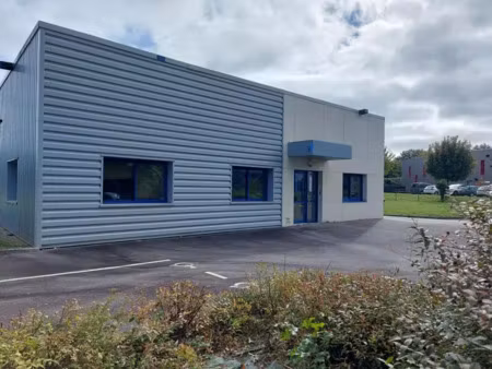 local professionnel à louer à treillières avec bureaux et stockage