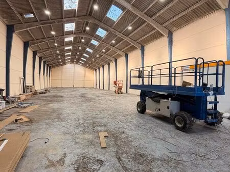 bâtiment / hangar 900 m² à louer – grande hauteur – parking – neuf-berquin
