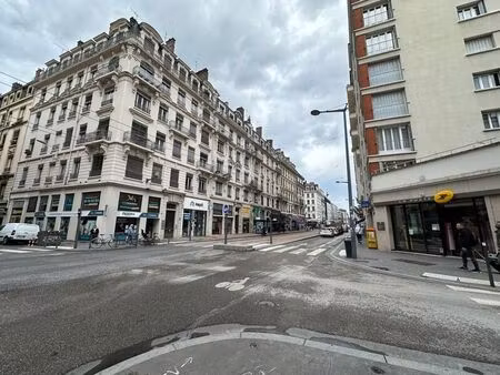 location commerce 2 pièces 136 m² à lyon 6 (69006)