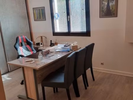 cabinet  bureau  local  plutôt adapté à des professionnels médical où paramédical.saint do