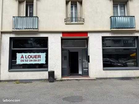local commercial de 200m2 plus garage et une cour