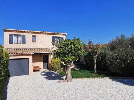 maison avec piscine au calme près d’avignon