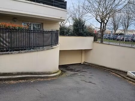 place de parking sécurisée 200 m gare plaisir grignon