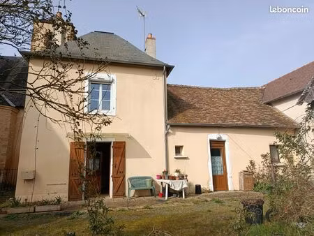 vends maison de bourg avec garage et 2 petit jardins plus cabanon petit ruisseau en bout d