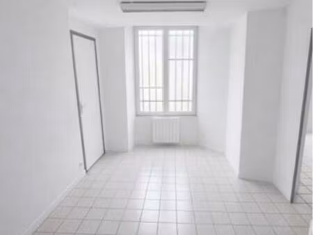 local professionnel lumineux 35 m² centre mirebeau