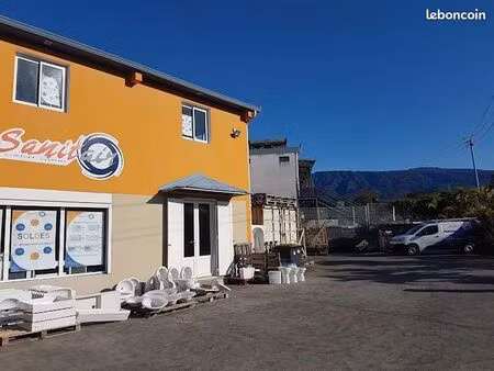 ◊ à louer : plateau d'activités 400 m² - emplacement stratégique (trois mares)