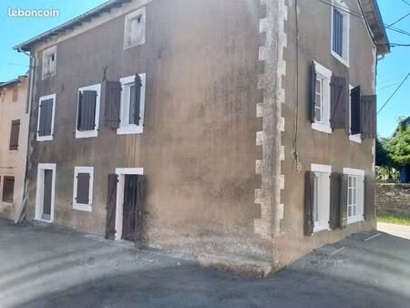 maison de village mitoyenne 2 niveaux 130m2 rénovée