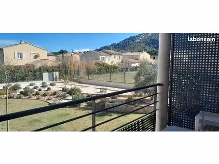 t2 meublé neuf 44 m² – résidence seniors sécurisée – vue luberon – parking /garage