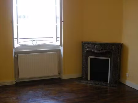 t2 2 eme étage refait à neuf / accès jardin