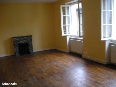 t4 uzerche 1er étage / cuisine neuve