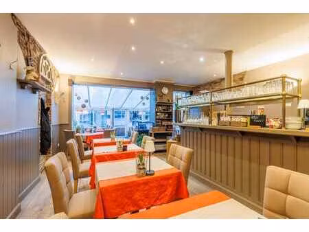 restaurant bien situé avec une grande terrasse  prospère.