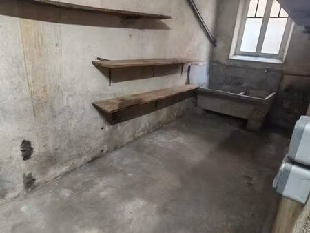 cave 10 m2 située au centre ville avec parking proche