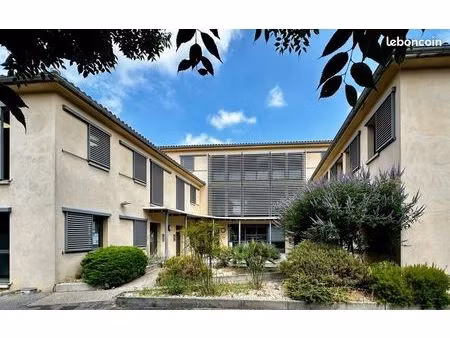 local professionnel dans centre médical