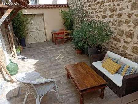 maison en pierre au coeur du village