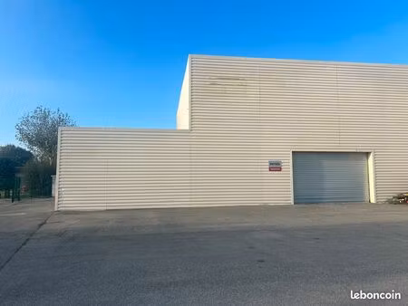 entrepot 300m² avec bureau et parking orange sud echangeur autoroute 22
