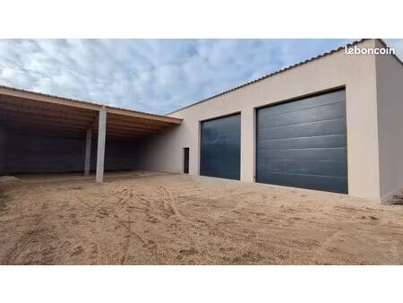 hangar & stockage location